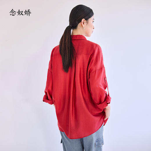 【商场同款】CNB4583 “ 假日红衬衫 ” 松弛感廓形衬衫 夏天穿着不会感到闷热，廓形宽松，上身飒美飘逸，遮阳好穿，舒适包容 商品图3