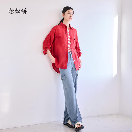 【商场同款】CNB4583 “ 假日红衬衫 ” 松弛感廓形衬衫 夏天穿着不会感到闷热，廓形宽松，上身飒美飘逸，遮阳好穿，舒适包容 商品图4