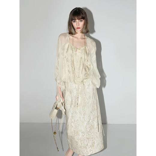 COCOBELLA新中式暗纹提花玉石盘扣人丝吊带对丝V领背心VT7001-2 商品图2