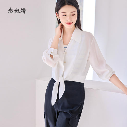 【商场同款】CNB4588 “ 轻盈外套 ”  清新素雅的云白色，低调娴静 下摆系带结构，提高腰线 醋纤柔软亲肤，吸湿透气 短外套 商品图5