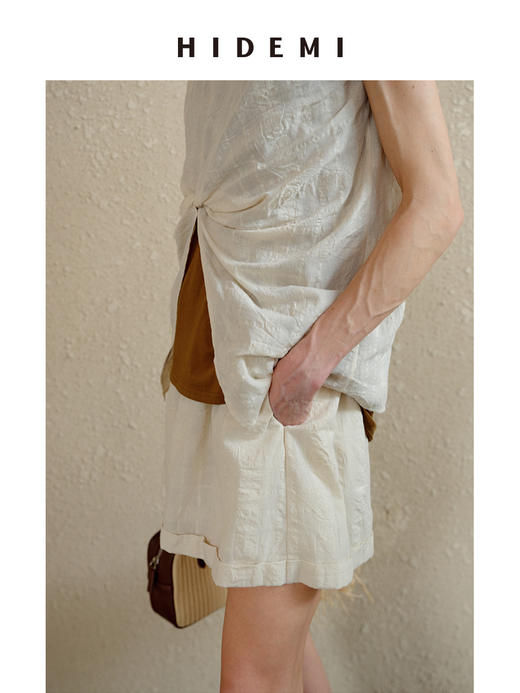 HIDEMI 度假系列浮雕格纹艺术感面料镂空开衩褶皱前后两穿背心套装 奶油米/灰绿色 背心/短裤 商品图4