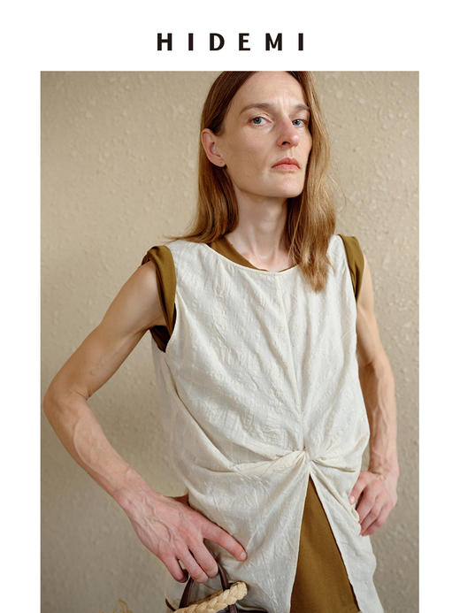 HIDEMI 度假系列浮雕格纹艺术感面料镂空开衩褶皱前后两穿背心套装 奶油米/灰绿色 背心/短裤 商品图6