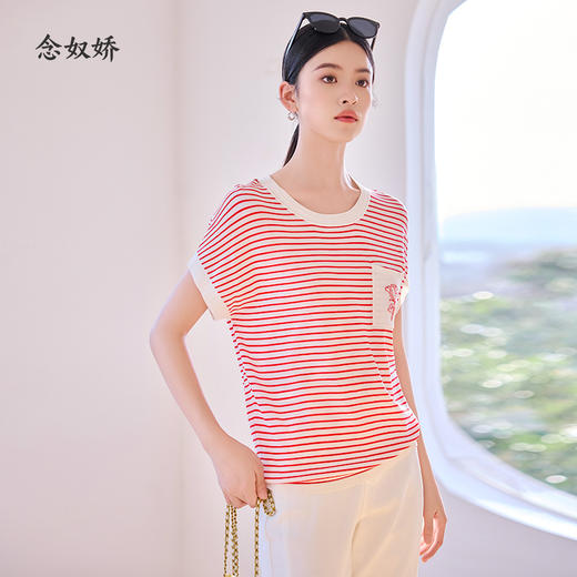 【商场同款】CNK4582  “ 减龄条纹衫  ” 红白的撞色条纹活力减龄 T型廓形，包容身材 口袋结合玫瑰提花图案精致秀美 曲珠纱线 夏季穿透气干爽 商品图0