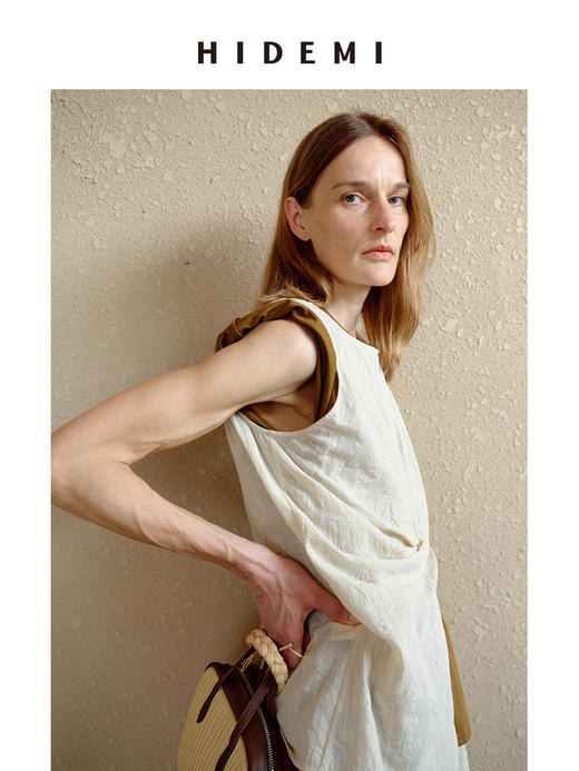 HIDEMI 度假系列浮雕格纹艺术感面料镂空开衩褶皱前后两穿背心套装 奶油米/灰绿色 背心/短裤 商品图7