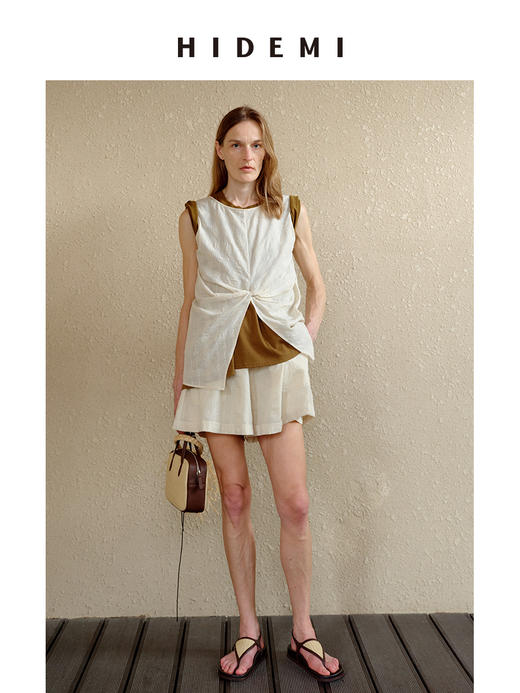 HIDEMI 度假系列浮雕格纹艺术感面料镂空开衩褶皱前后两穿背心套装 奶油米/灰绿色 背心/短裤 商品图0