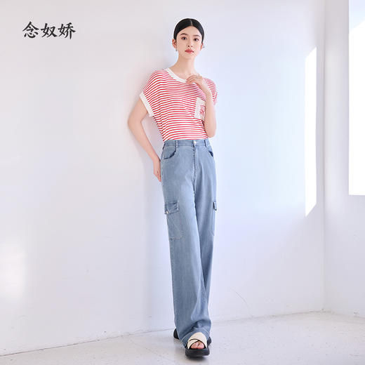 【商场同款】CNK4582  “ 减龄条纹衫  ” 红白的撞色条纹活力减龄 T型廓形，包容身材 口袋结合玫瑰提花图案精致秀美 曲珠纱线 夏季穿透气干爽 商品图5