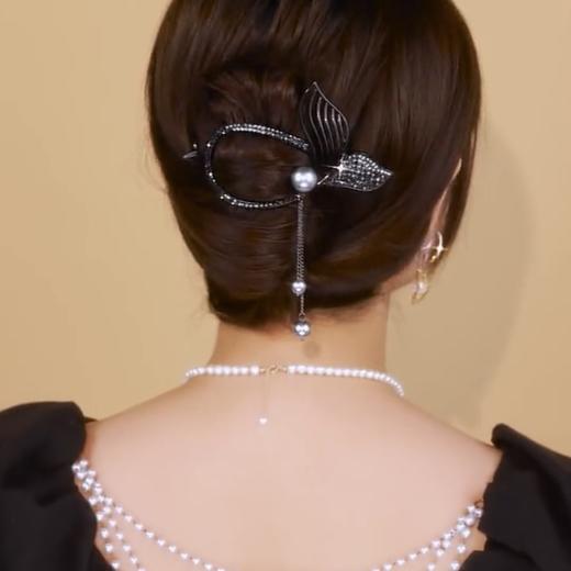 「9.9元包邮！两色可选」珍珠鱼尾流苏扭扭发夹 女高级感抓夹夏季后脑勺气质一字夹青蛙扣时尚饰品 商品图1