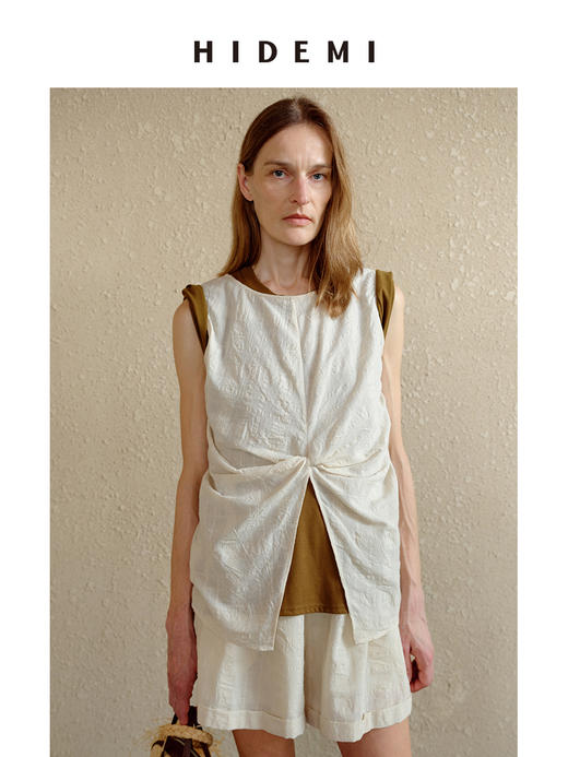 HIDEMI 度假系列浮雕格纹艺术感面料镂空开衩褶皱前后两穿背心套装 奶油米/灰绿色 背心/短裤 商品图3