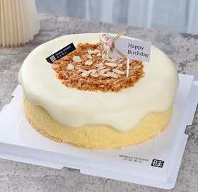 海盐芝士爆浆-松软的戚风蛋糕上面淋上一层芝士浆，再搭配百利脆脆片，让你咬上一口就再也停不下来