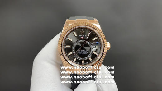 NOOB升级版 劳.力士Rolex Sky-Dweller 天行者！精彩细节：
【表壳】尺寸42毫米，沉稳可靠、雍容大度！
表圈采用劳力士Ring Command三角坑纹，旋转外圈可调转月份功能！ 商品图8