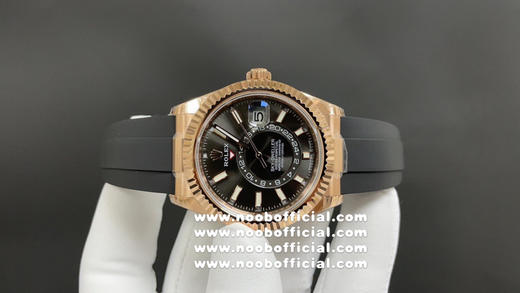 NOOB升级版 劳.力士Rolex Sky-Dweller 天行者！精彩细节：
【表壳】尺寸42毫米，沉稳可靠、雍容大度！
表圈采用劳力士Ring Command三角坑纹，旋转外圈可调转月份功能！ 商品图9