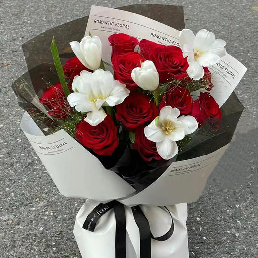 11枝玫瑰郁金香花束 商品图0