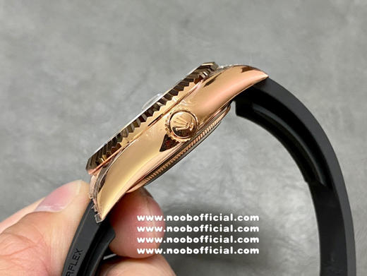 NOOB升级版 劳.力士Rolex Sky-Dweller 天行者！精彩细节：
【表壳】尺寸42毫米，沉稳可靠、雍容大度！
表圈采用劳力士Ring Command三角坑纹，旋转外圈可调转月份功能！ 商品图4