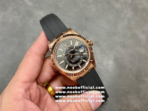 NOOB升级版 劳.力士Rolex Sky-Dweller 天行者！精彩细节：
【表壳】尺寸42毫米，沉稳可靠、雍容大度！
表圈采用劳力士Ring Command三角坑纹，旋转外圈可调转月份功能！ 商品图2