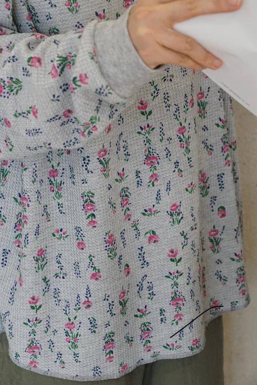 HARVESTY 灰底碎花圆领长袖上衣T恤 商品图2