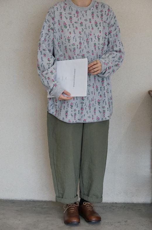 HARVESTY 灰底碎花圆领长袖上衣T恤 商品图4