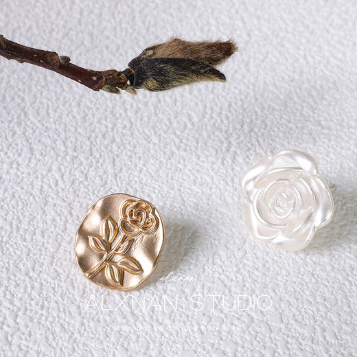 鹿向南ALXNAN 不对称花朵耳环 商品图0