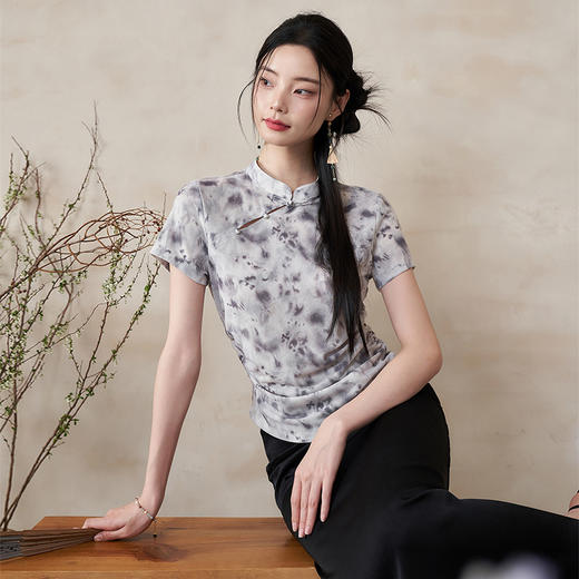 新中式国风小立领一字扣扎染T恤女夏季设计感开叉T恤V2241625 商品图0