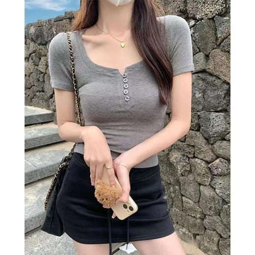 【新款设计感，半开纽扣短袖t恤】所见即所得2025夏季新款U领正肩修身性感装，美式紧身显瘦短款纯欲辣妹小上衣打底外穿QQ 商品图0
