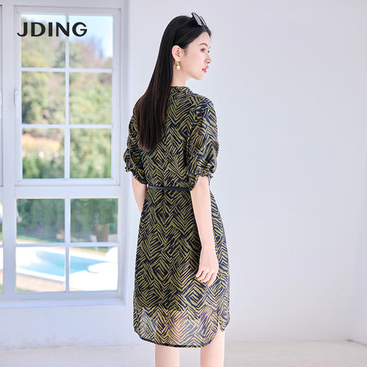 【商场同款】CJDJ514  “ 几何印花连衣裙 ”  橄榄绿色的几何花型连衣裙低调 稳重 H版型及膝长度 利落包容 再生纤维有良好的透气性和调湿功能 商品图4
