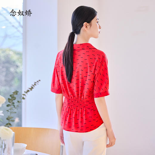 【商场同款】CNV4585 “ 港风衬衫 ” 假日红色热情鲜亮  廓形结合立体收腰修饰身形 真丝材质吸湿透气舒适清爽 小蝴蝶结装饰减龄精致 短袖衬衫 商品图6