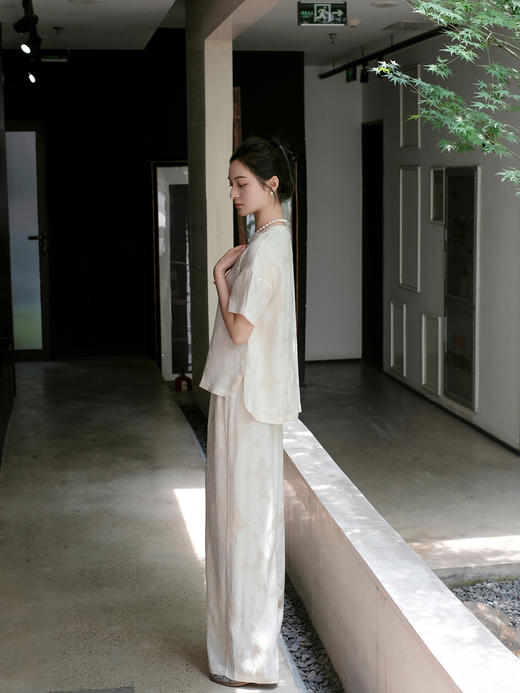 盛唐婧 |真丝冠乐皱月白上衣 商品图5