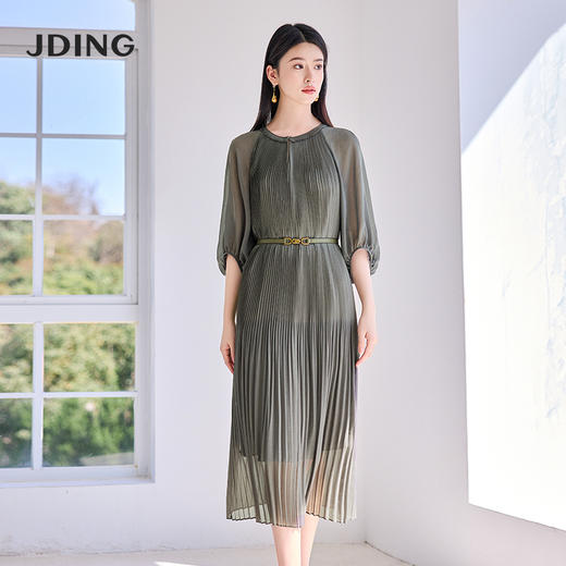【商场同款】CJDJ502  “ 风琴褶连衣裙 ” 橄榄色自然雅致 高温一体成型压褶技术水洗不开褶  轻薄雪纺材质清爽悬垂 商品图0