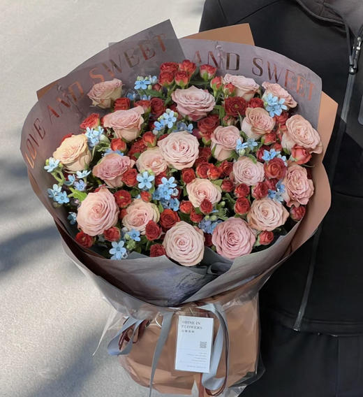 【钟情你】19朵卡布奇诺➕巧克力蔷薇➕蓝星花，时尚大花束 商品图0