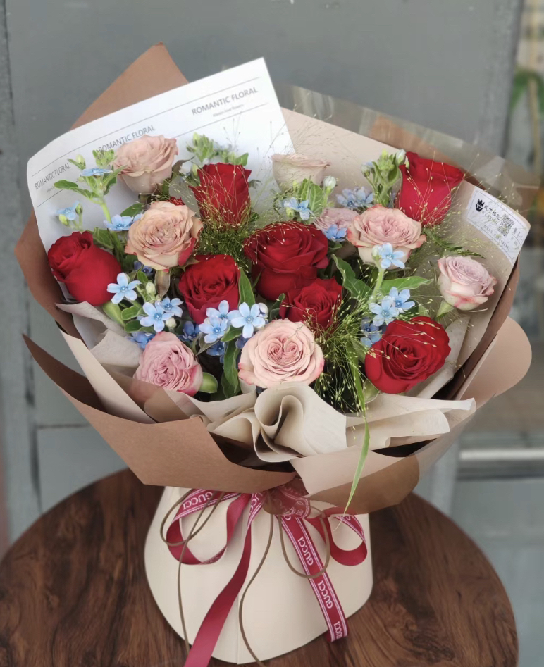 【幸福秘诀】9支黑丝绒红玫瑰➕10支卡布奇诺玫瑰，搭配蓝星花，精美花束