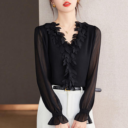 重工花瓣V领浪漫法式上衣，通勤气质雪纺衫KQL-604TA2837 商品图1