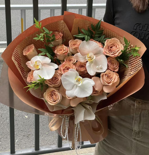 【珍贵时刻】19朵卡布奇诺玫瑰➕3朵蝴蝶兰，高端时尚花束 商品图0
