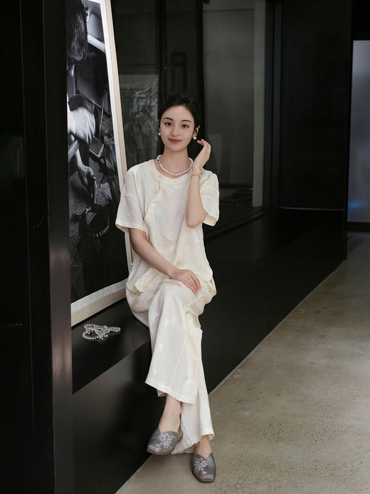 盛唐婧 |真丝冠乐皱月白上衣 商品图3