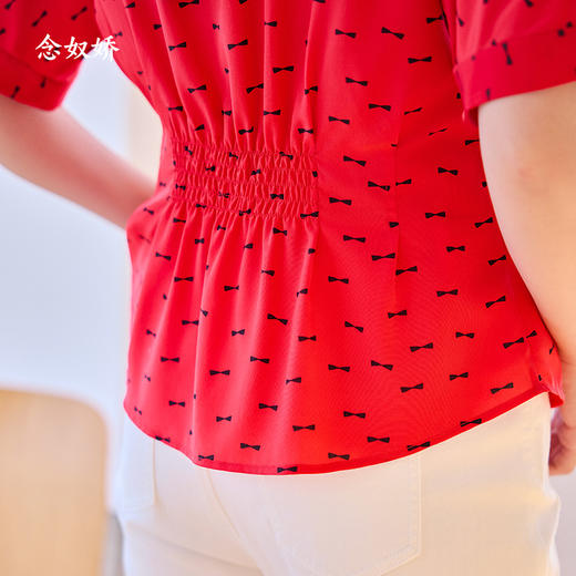 【商场同款】CNV4585 “ 港风衬衫 ” 假日红色热情鲜亮  廓形结合立体收腰修饰身形 真丝材质吸湿透气舒适清爽 小蝴蝶结装饰减龄精致 短袖衬衫 商品图7