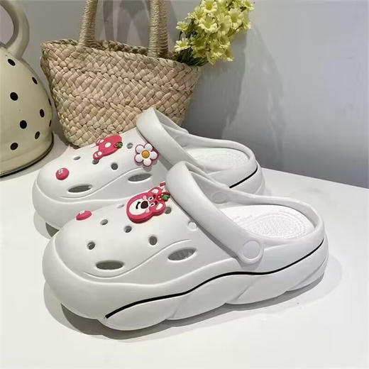 【ins网红百搭洞洞鞋~一年四季洞洞鞋还是稳坐正宫！】2024新款小红书爆款网红洞洞鞋 夏季外穿可爱卡通 厚底防滑包头拖鞋-QQ 商品图11
