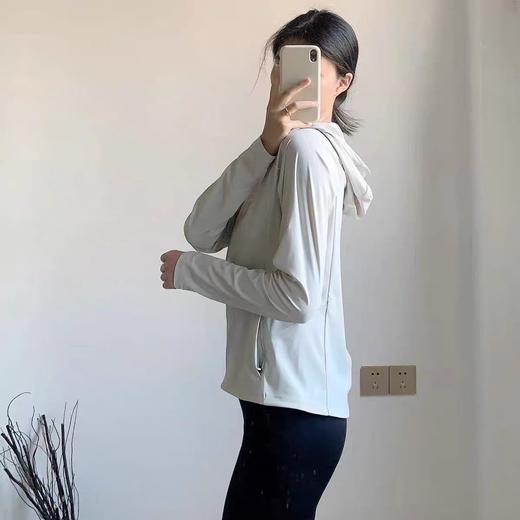 点此购买 迪桑特夏季女士冰感运动户外轻薄皮肤衣外套防晒衣 qk 288704 商品图8
