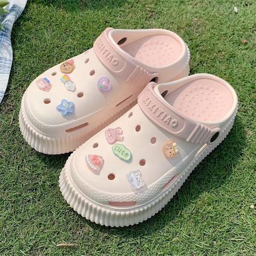 【DIY小怪兽花扣，一鞋两穿，凉鞋or拖鞋~~】时尚立体卡通软底包头洞洞鞋 厚底增高户外女士 夏季海边沙滩凉鞋拖鞋-QQ 商品图12