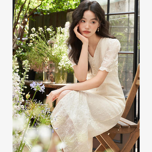 法式甜美肌理感绣花连衣裙女夏季装饰珍珠扣子V领连衣裙V1841636 商品图0