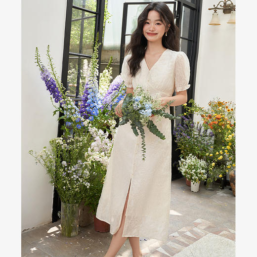 法式甜美肌理感绣花连衣裙女夏季装饰珍珠扣子V领连衣裙V1841636 商品图3