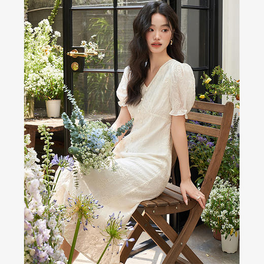 法式甜美肌理感绣花连衣裙女夏季装饰珍珠扣子V领连衣裙V1841636 商品图2