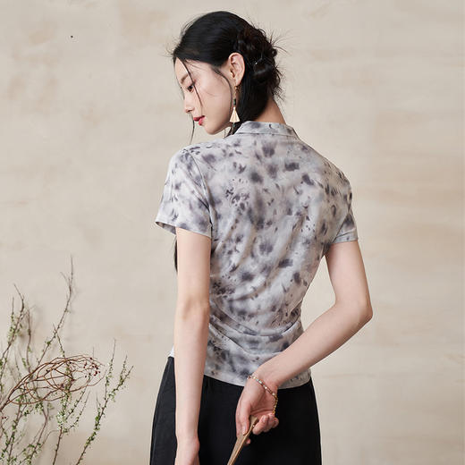 新中式国风小立领一字扣扎染T恤女夏季设计感开叉T恤V2241625 商品图4