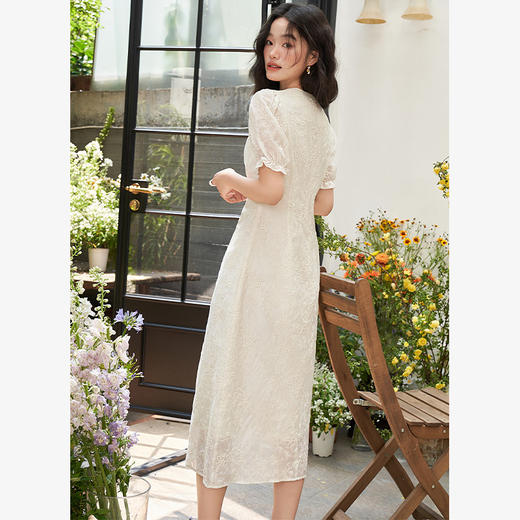 法式甜美肌理感绣花连衣裙女夏季装饰珍珠扣子V领连衣裙V1841636 商品图4