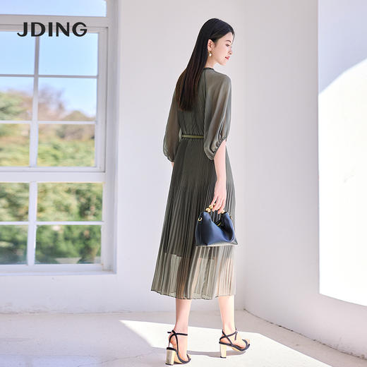 【商场同款】CJDJ502  “ 风琴褶连衣裙 ” 橄榄色自然雅致 高温一体成型压褶技术水洗不开褶  轻薄雪纺材质清爽悬垂 商品图6