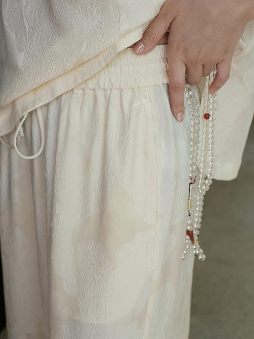 盛唐婧 |真丝冠乐皱月白直筒裤 商品图1