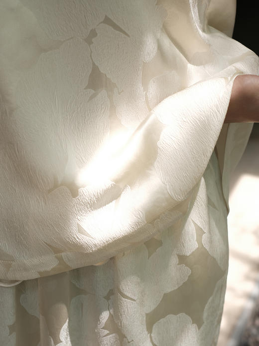 盛唐婧 |真丝冠乐皱月白上衣 商品图2