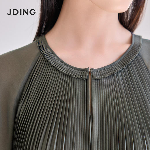 【商场同款】CJDJ502  “ 风琴褶连衣裙 ” 橄榄色自然雅致 高温一体成型压褶技术水洗不开褶  轻薄雪纺材质清爽悬垂 商品图5