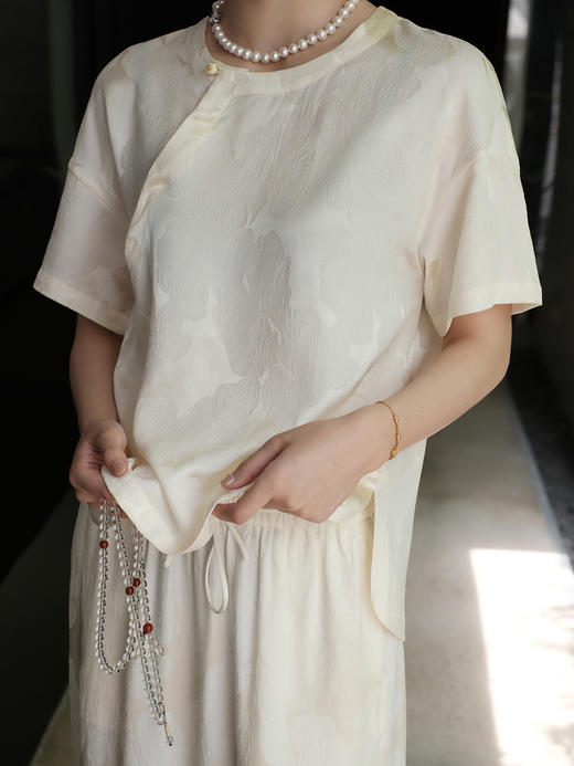 盛唐婧 |真丝冠乐皱月白上衣 商品图1