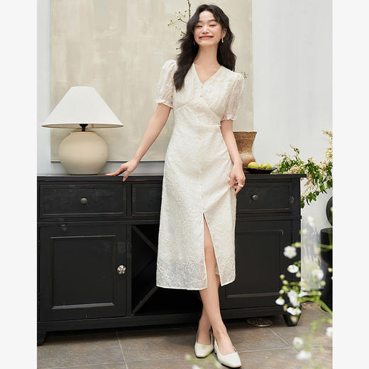 法式甜美肌理感绣花连衣裙女夏季装饰珍珠扣子V领连衣裙V1841636 商品图1
