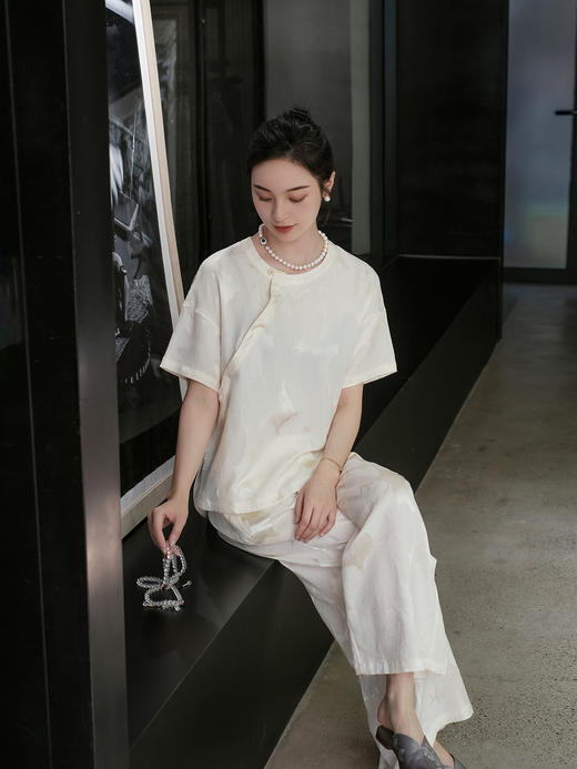 盛唐婧 |真丝冠乐皱月白上衣 商品图0