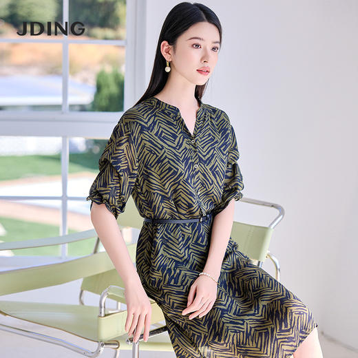 【商场同款】CJDJ514  “ 几何印花连衣裙 ”  橄榄绿色的几何花型连衣裙低调 稳重 H版型及膝长度 利落包容 再生纤维有良好的透气性和调湿功能 商品图1