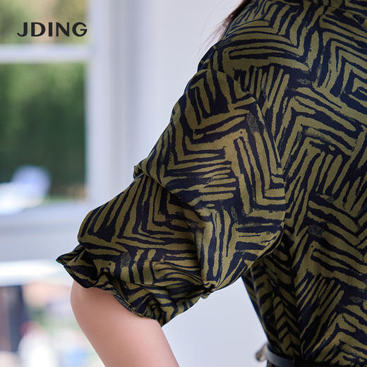 【商场同款】CJDJ514  “ 几何印花连衣裙 ”  橄榄绿色的几何花型连衣裙低调 稳重 H版型及膝长度 利落包容 再生纤维有良好的透气性和调湿功能 商品图3